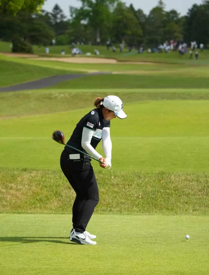 高橋彩華のドライバースイング