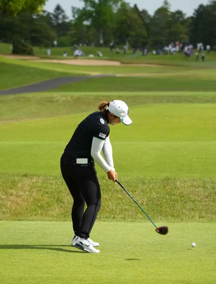 高橋彩華のドライバースイング