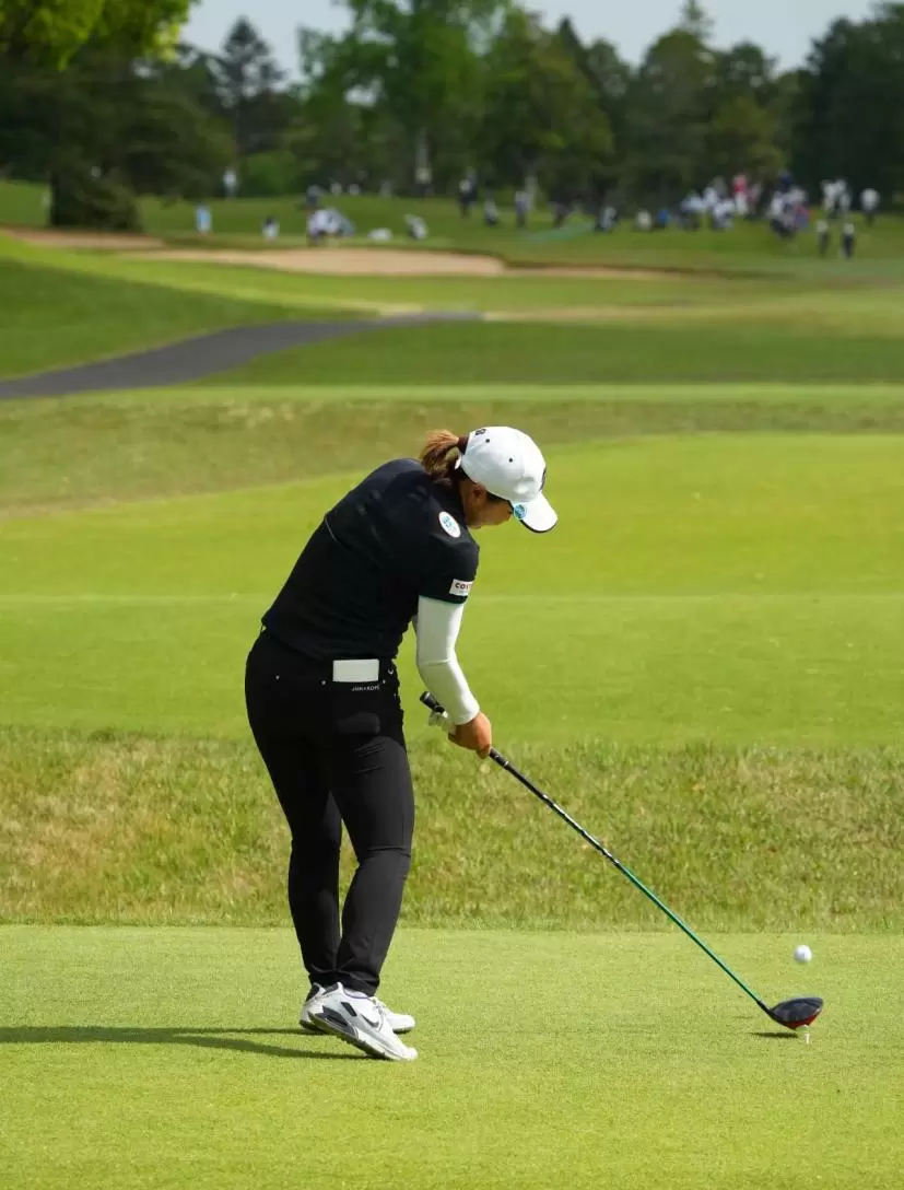 高橋彩華のドライバースイング