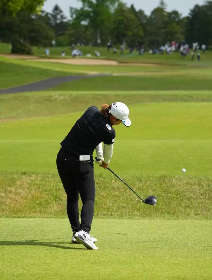 高橋彩華のドライバースイング