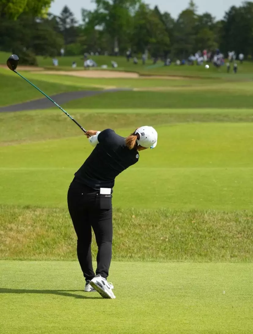高橋彩華のドライバースイング