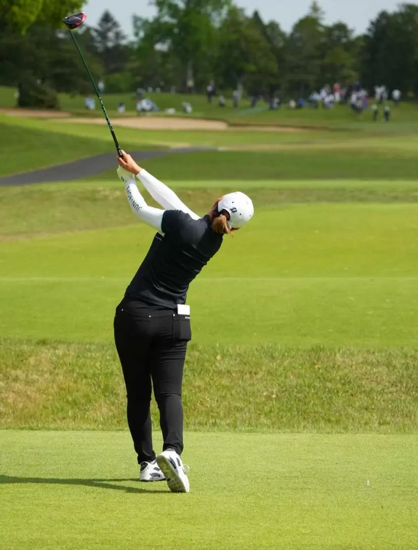 高橋彩華のドライバースイング