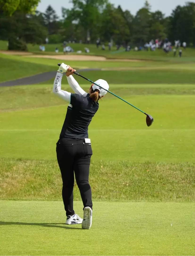 高橋彩華のドライバースイング