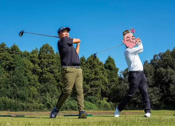 試打する高橋良明プロと編集部員