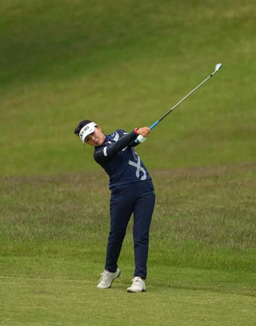 青木瀬令奈のアイアンスイング