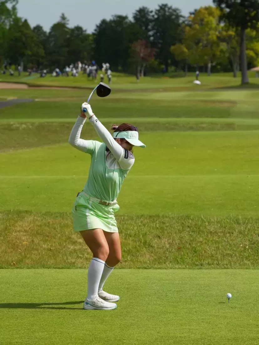 林菜乃子のドライバースイング