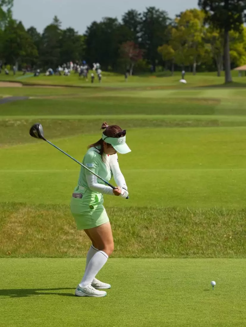 林菜乃子のドライバースイング