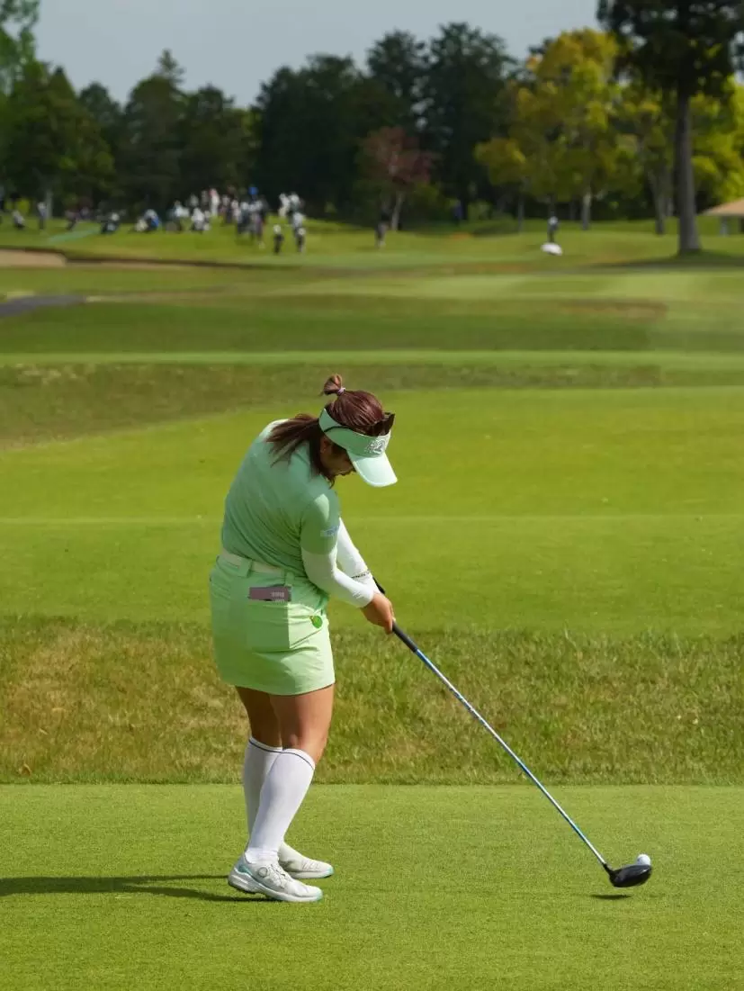 林菜乃子のドライバースイング