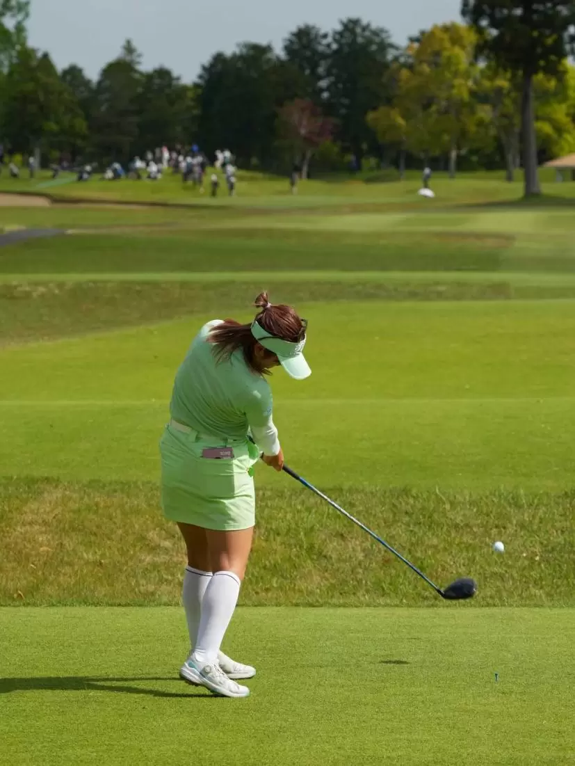 林菜乃子のドライバースイング