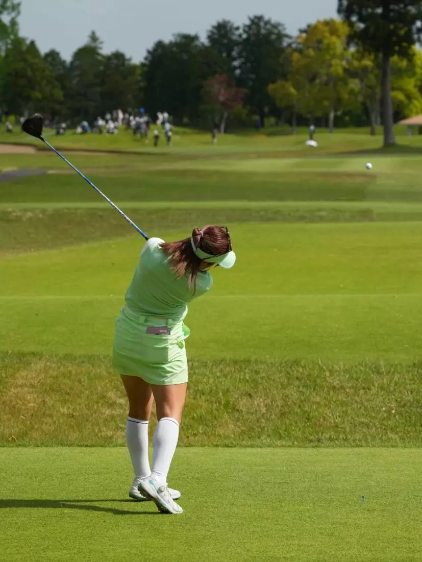 林菜乃子のドライバースイング