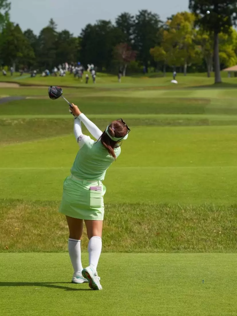 林菜乃子のドライバースイング