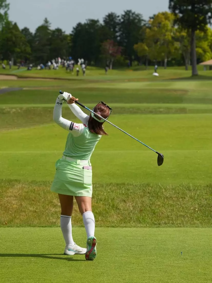 林菜乃子のドライバースイング