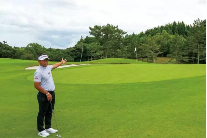 グリーンの外側から全体を見渡す