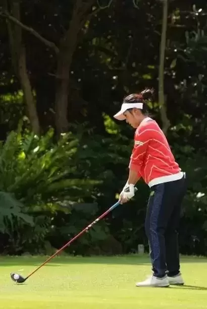 ドライバースイング（斜め前方）