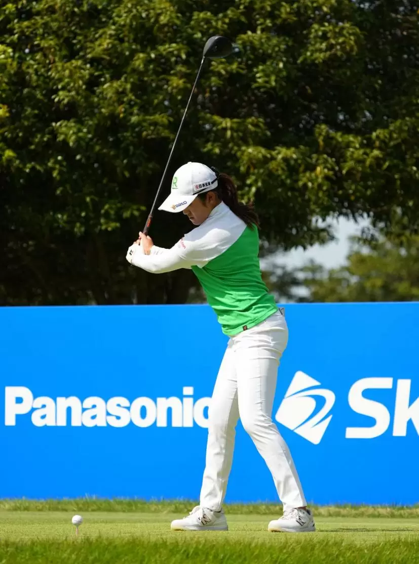 稲見萌寧のドライバースイング