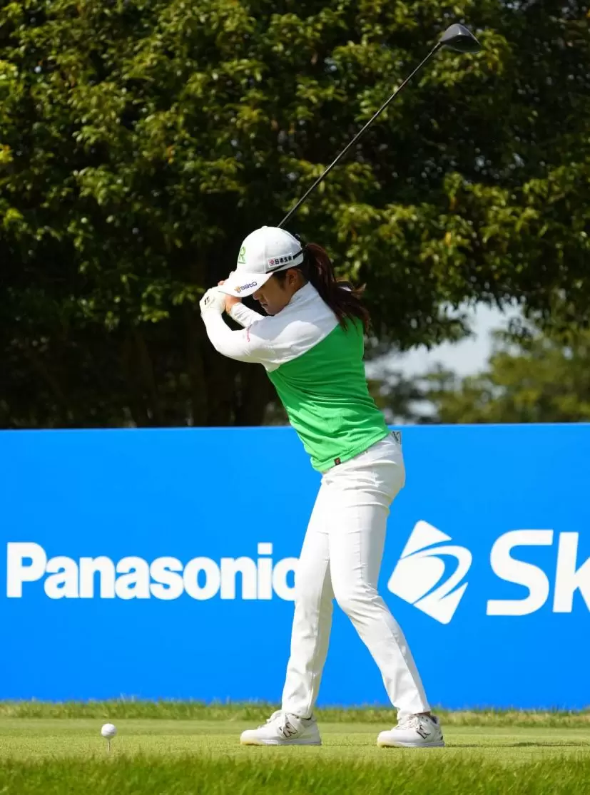 稲見萌寧のドライバースイング