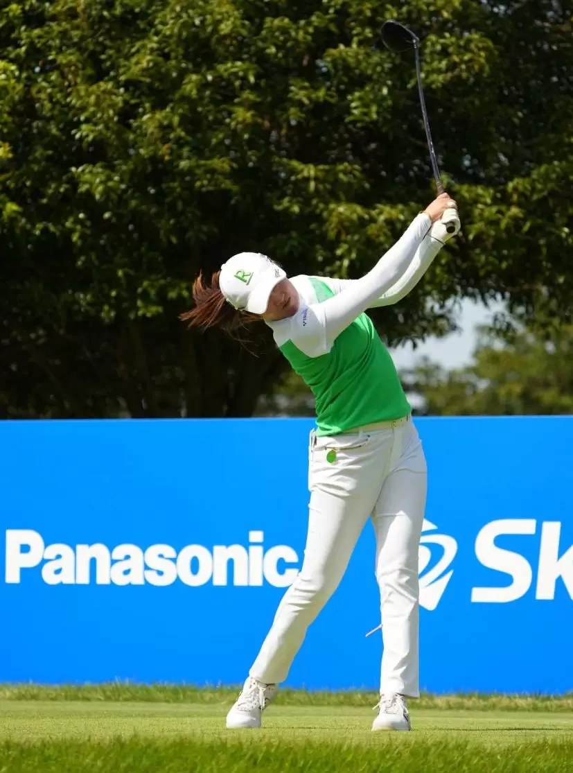 稲見萌寧のドライバースイング