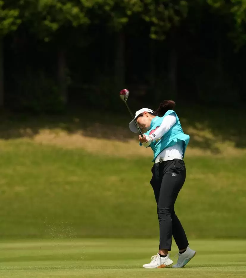 神谷そらのフェアウェイウッドスイング