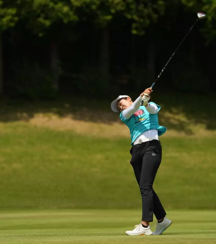 神谷そらのフェアウェイウッドスイング