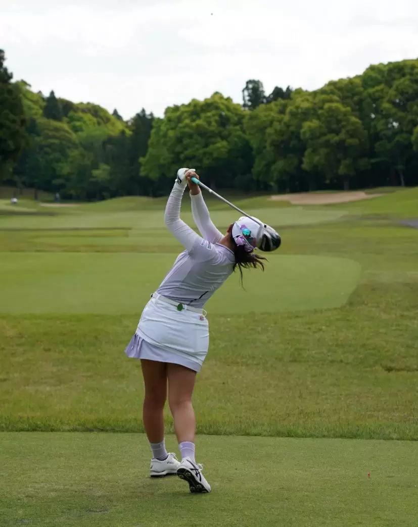 菅沼菜々のドライバースイング