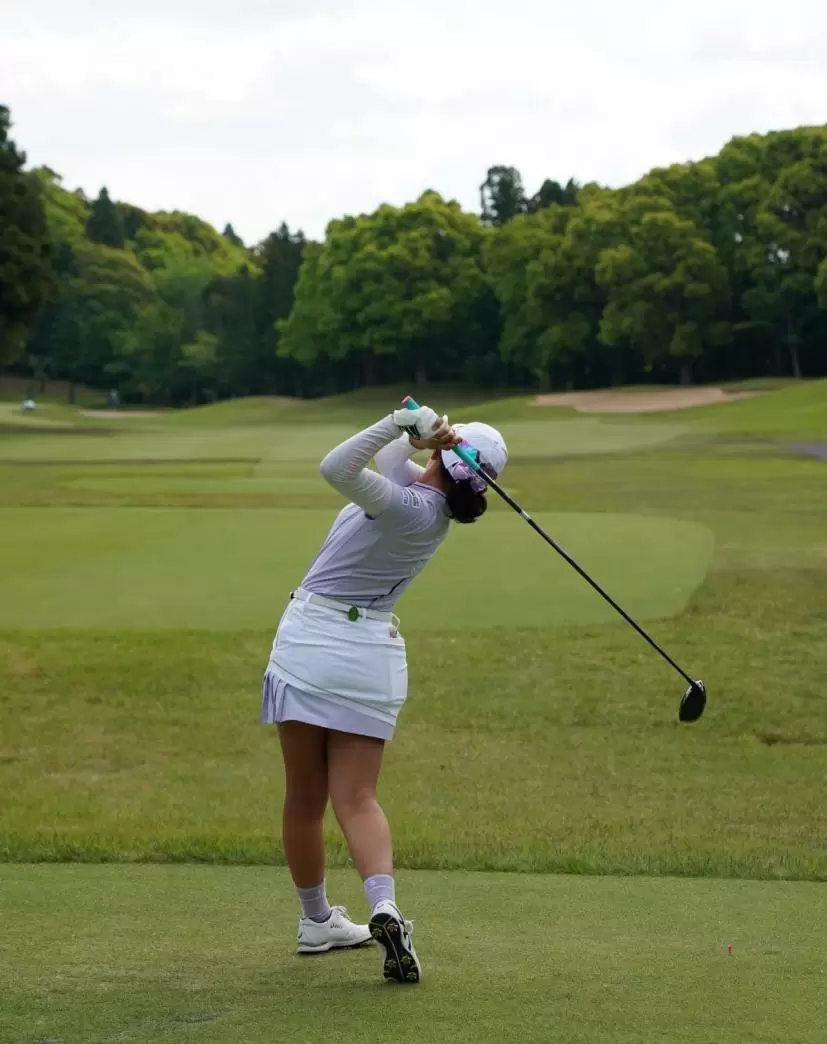 菅沼菜々のドライバースイング
