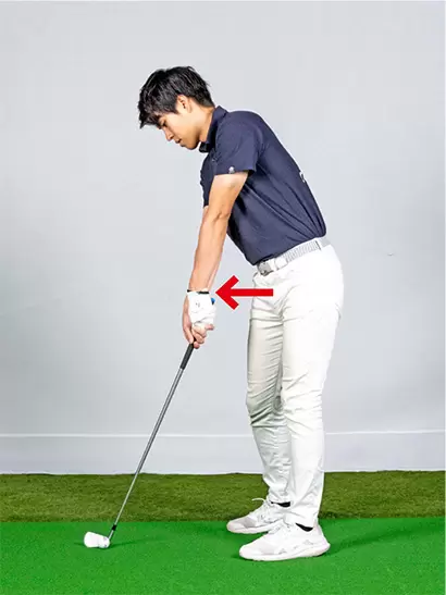 フェース面を丁寧に当てようとすると手元が減速し、カラダから遠くなりやすい。