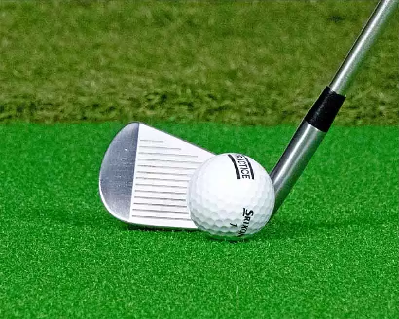 フェース面もカラダから遠くなるためネックに当たってシャンクが出る。