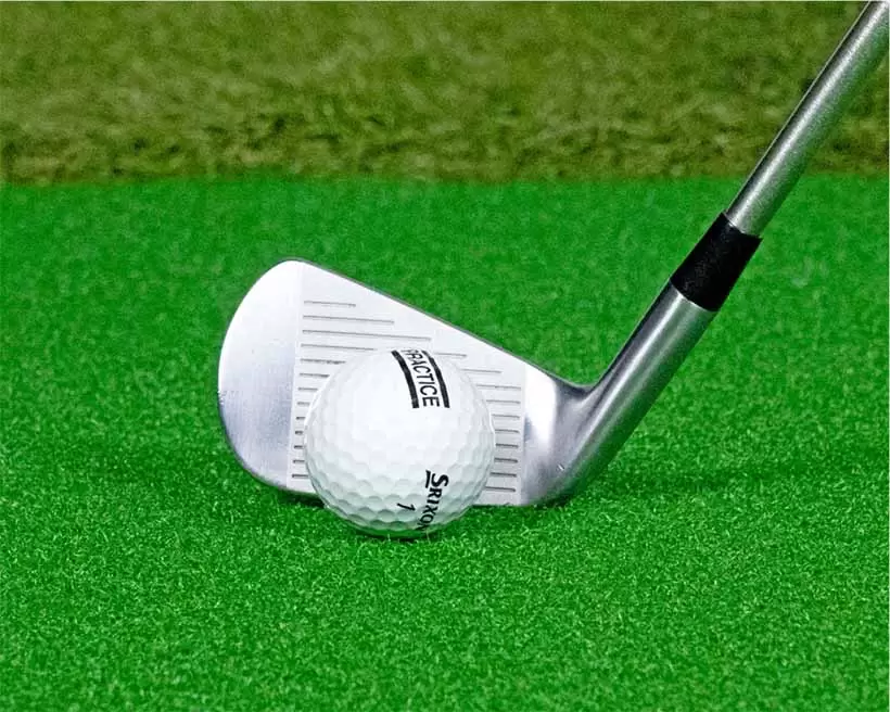 きちんと当てるより気持ちよく振り抜くことを考えればフェースの芯に当てやすい。