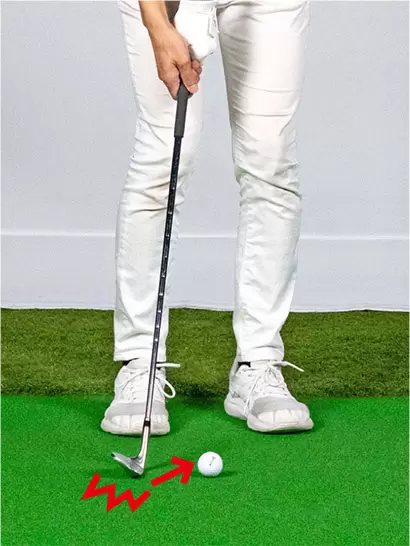 スイング軌道の最下点が手前にズレると、そこでクラブヘッドが跳ね返ってフェースの刃が当たるとトップになる。