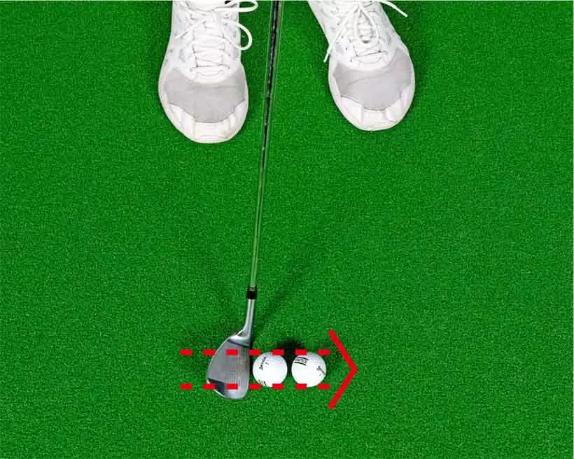 自分から見て左側のボールにも当てないとダメなので、スイング軌道の最下点が自然に左側にズレる。