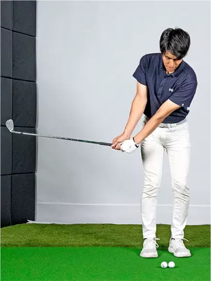 アドレス時の右手首の角度をキープしてテークバックしよう。