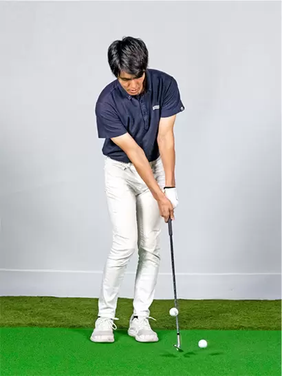 ボールが同じ高さに上がらなくてもOK。正しいインパクトの感覚をつかむのが目的だ。