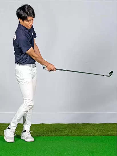クラブの入射角が安定するので、カラダの軸回転も正しくできるようになる。