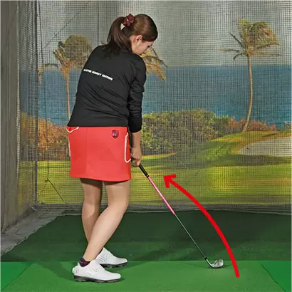 アウトサイドインの軌道になるとボールが左に飛んでいきやすい。