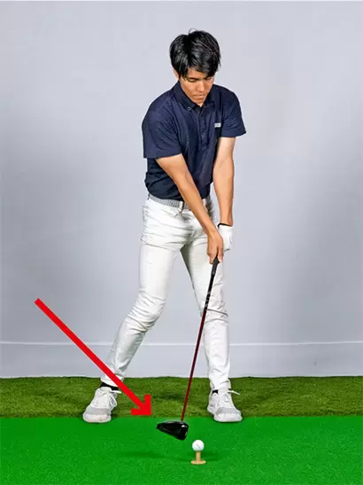 初級ゴルファーに多いスライスは上から打ち込んでクラブヘッドがアウトサイドから入るのが原因。