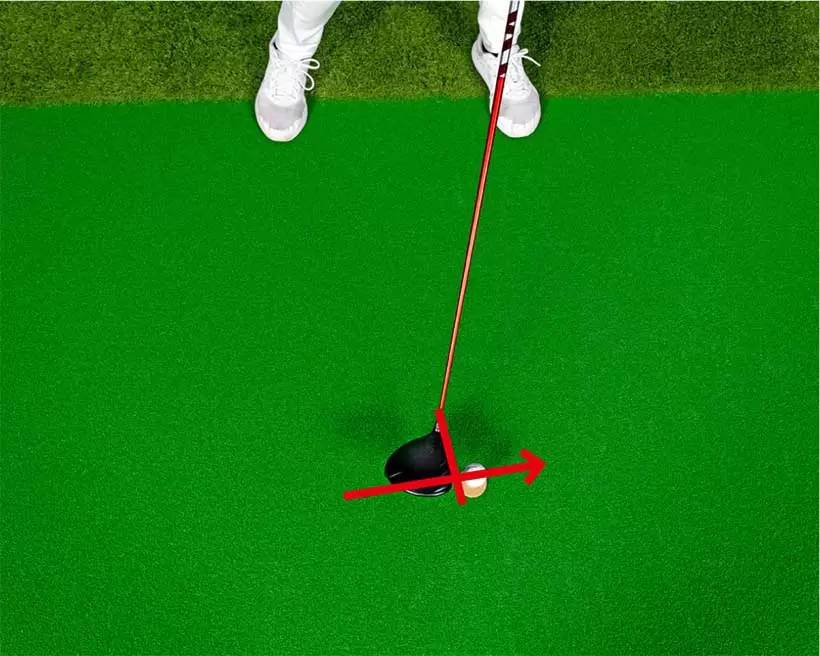 フェースがかぶって当たるが、軌道はアウトサイドインが強いため軌道に対してはフェースが開いている。