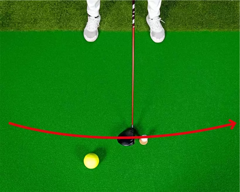 インサイドインの軌道で振りやすいように、アウトサイド側にボールなどの障害物を置いて練習しよう。