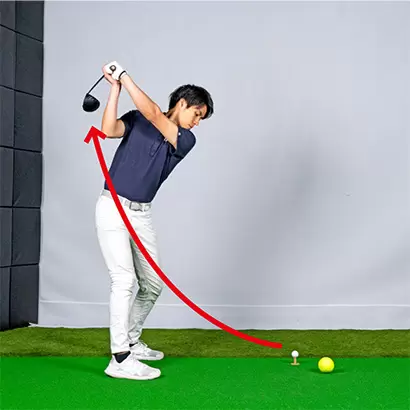 クラブをインサイド方向に上げやすいから上体を深く捻転できる。