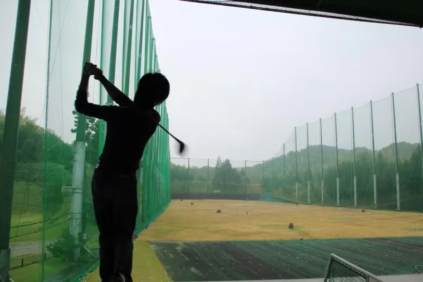 ゴルフ練習場,スイング