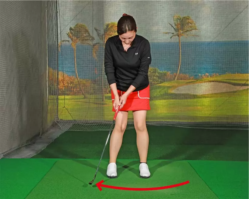 振り抜いた位置からテークバックを上げた位置までパターヘッドを戻そう。