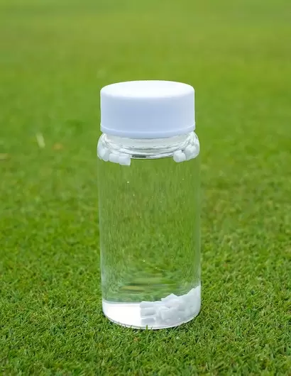 容器の中で沈んでいるのが新しく採用された高剛性・高比重のインナーカバー素材。