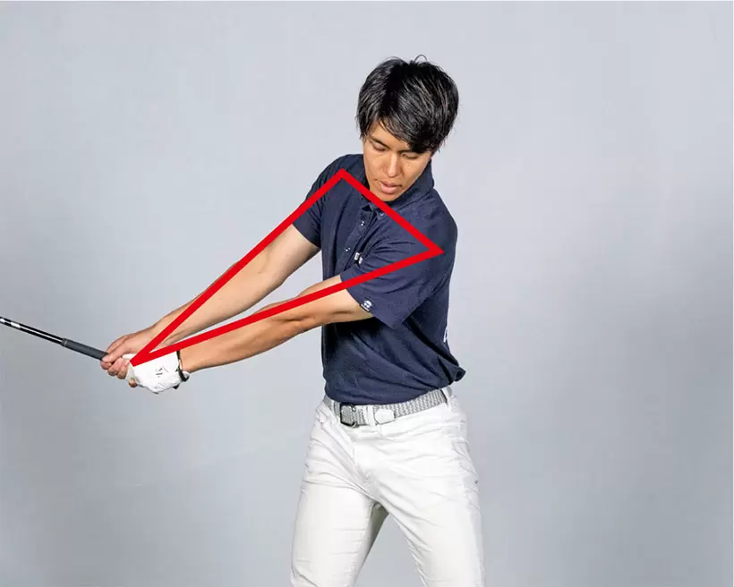 テークバックでアドレス時の三角形をしっかりキープ。