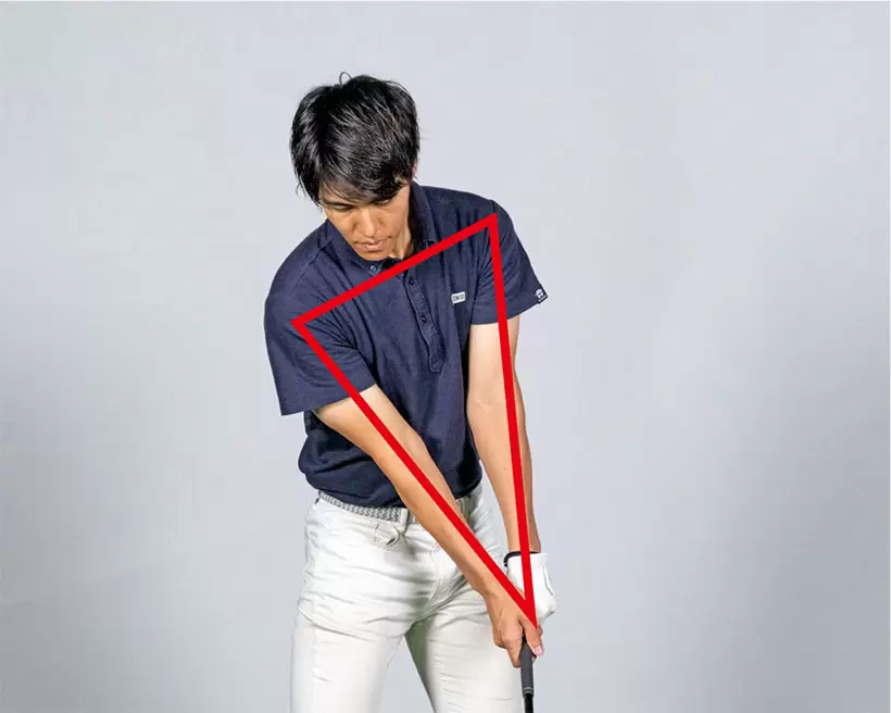 インパクトでもアドレスの三角形を再現する意識が大切。