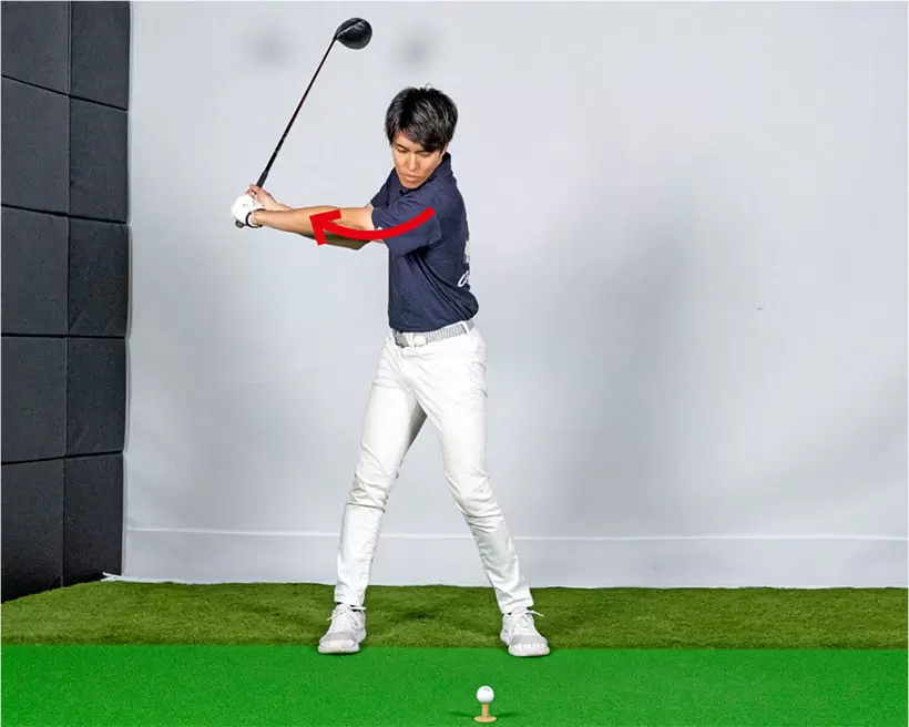 三角形を意識するだけでバックスイングの捻転が深くなる利点もある。