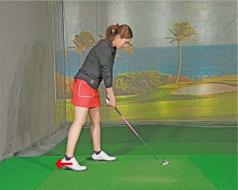 通常のスタンスから右足を真っすぐ後ろに引く。ただし胸や腰の位置が変わらないように注意。