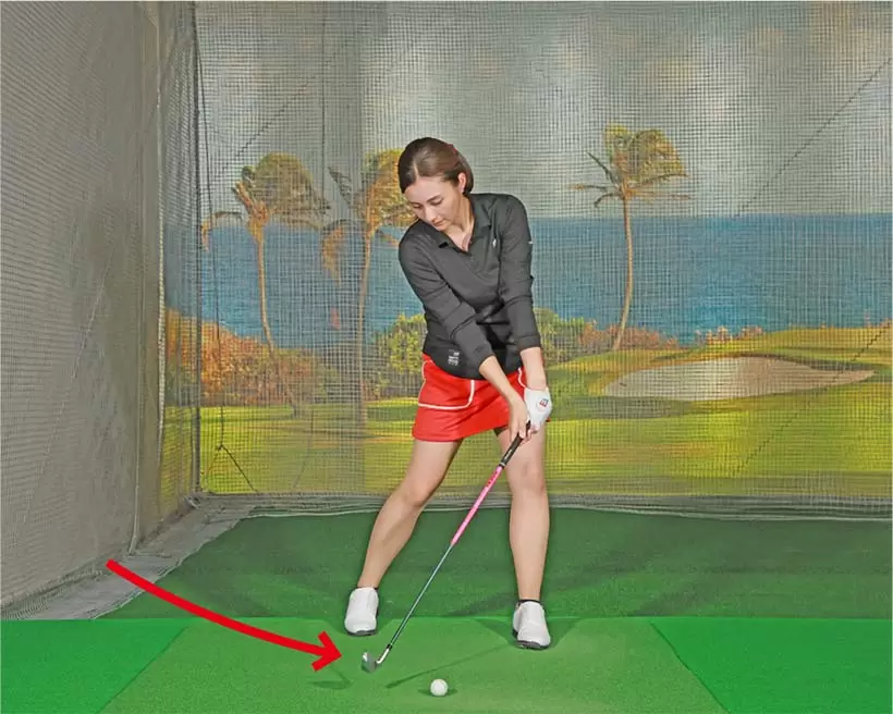 自然にボールを上から正確にとらえやすくなる。自分がクラブの運動を邪魔しないことが肝心だ。