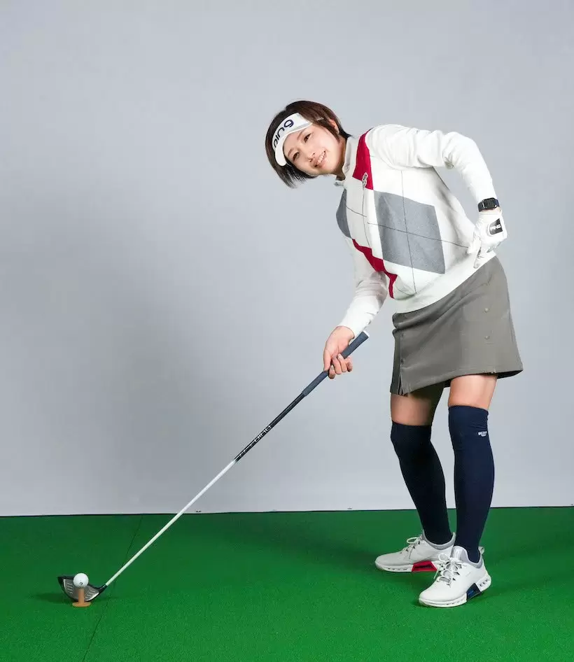 切り返しからダウンスイングのタイミングで左足を後ろに引いて腰の左回転を促す。