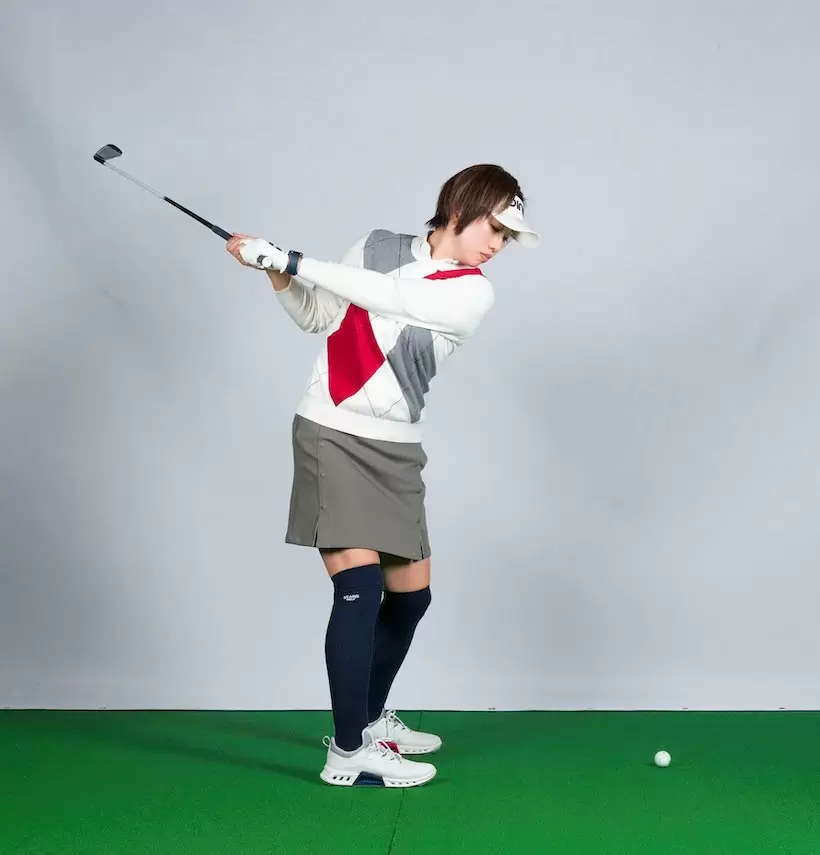 テークバックでいきなり腕をインサイドに引き、ノーコックのままバックスイング。クラブの運動量が少なく正しい軌道もたどれない。