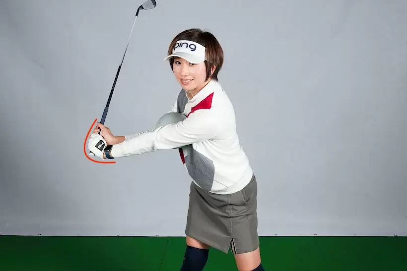 ハーフウェイバックまで行ったら手首をコック。手首を親指方向に曲げてクラブを立てる