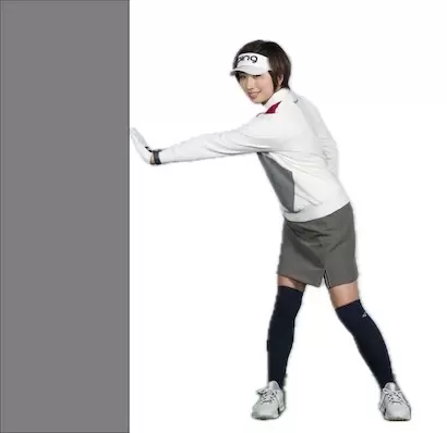 力を抜いた状態で左腕を伸ばして構え、そのまま右側の壁に左手のひらを当てる。この感じで始動すると起き上がりや過度な側屈を抑えられる。